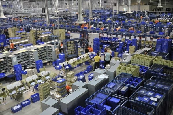 Из сортировочного центра (города доставки) посылка направляется в отделение почты, где ее может получить адресат.